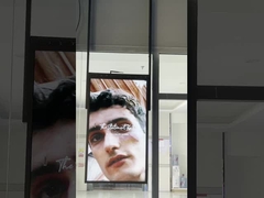 LCD de doble cara de 2000nits, señalización digital de ventanas de 50 pulgadas colgando en la pared.